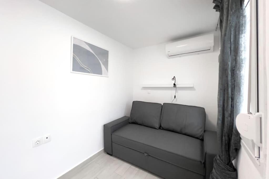 Spacious Penthouse Near Downtown Athens